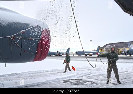 Airman Senior Benjamin Bennett, 92e Escadron de maintenance des aéronefs, chef deices manuellement un KC-135 Stratotanker à l'aide d'une corde, le 12 décembre 2016, à Fairchild Air Force Base, à Washington. En déplaçant une corde sur les zones difficiles à atteindre du jet, y compris le fuselage et les ailes, les aviateurs peuvent réussir à lever les lourdes plaques de neige avant l'application de liquide de dégivrage. Banque D'Images