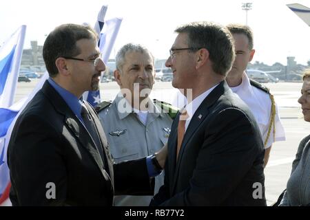 Le Secrétaire de la Défense Ash Carter quitte Israël après une visite de trois jours où il a rencontré le haut des responsables israéliens et ont pris part à la cérémonie de livraison de la première deux F-35 "Adir" Avions d'attaque interarmées. Banque D'Images