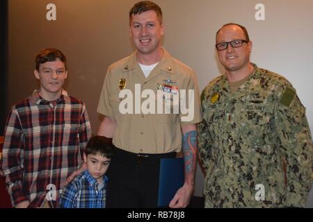 SILVERDALE, Washington (déc. 14, 2016) - nouvellement promu maître de 1re classe Jason Kaye (centre) avec la famille et les amis pendant un appel mains-NBK à Bangor Plaza. Banque D'Images