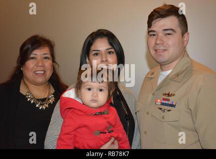 SILVERDALE, Washington (déc. 14, 2016) - Maître de 2e classe Edward Eilders avec sa famille pendant un appel mains libres à Naval Base Kitsap (NBK)-Bangor Plaza. Banque D'Images