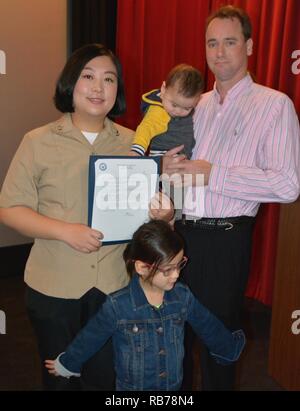 SILVERDALE, Washington (déc. 14, 2016) - Maître de 3e classe Jane Wood avec sa famille pendant un appel mains libres à Naval Base Kitsap (NBK)-Bangor Plaza. Banque D'Images