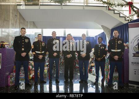 U.S. Marine Corps Brig. Le général Kurt W. Stein, directeur, Marine et à la famille, centre, pose pour une photo de groupe avec les Marines du Bureau de la Réserve des Forces maritimes au cours de l'événement à Toys for Tots Harry S. Truman Building, Washington, D.C., le 14 décembre 2016. Fondée en 1947, Toys for Tots est un programme administré par le United States Marine Corps Reserve, qui distribue des jouets aux enfants défavorisés. Banque D'Images