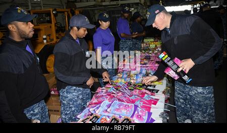 MAYPORT, Floride (31 déc. 15, 2016) Les marins reçoivent des jouets distribués par le Premier Maître de 1re classe de l'Association, le Maître de 2e classe de l'Association, maître de la Coalition et l'Association des marins contre les décisions destructrices à bord du navire d'assaut amphibie USS Iwo Jima (DG 7). Iwo Jima est actuellement à son port d'attache de Mayport, Floride, la conduite d'un service d'entretien continu de la disponibilité. Banque D'Images