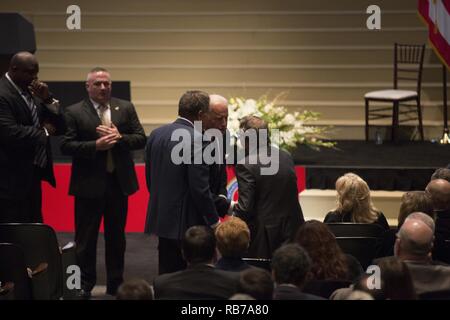 Vice-président des États-Unis Joe Biden assiste à la célébration de la vie pour le sénateur John H. Glenn, Jr., de l'Ohio State University, Columbus, Ohio, le 17 décembre 2016. Ayant effectué 149 missions de combat pendant la Seconde Guerre mondiale et la guerre de Corée, Glenn est devenu le premier homme en orbite autour de la terre en 1962. Après avoir pris sa retraite du programme spatial, Glenn a été élu au Sénat des États-Unis en 1974 pour représenter l'état de l'Ohio. Banque D'Images