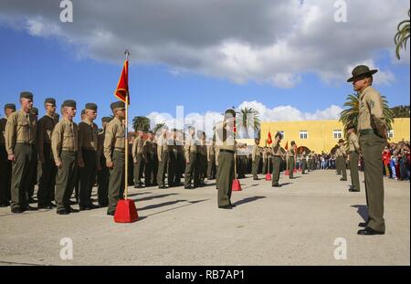 Les Marines de la Compagnie Alpha, 1er bataillon de formation des recrues, stand en formation devant leur famille, amis et proches avant d'être mis en liberté au Marine Corps Recruter Depot San Diego, le 1 décembre. C'est la première fois les familles et amis ont vu leurs marines depuis leur arrivée au dépôt il y a 13 semaines. Chaque année, plus de 17 000 hommes recrutés dans la région de recrutement de l'Ouest sont formés à MCRD San Diego. La Compagnie Alpha est prévue pour le 2 décembre d'études supérieures. Banque D'Images