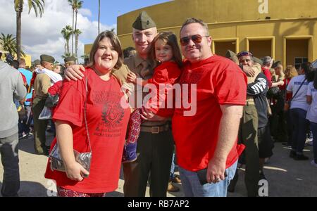 Un Marine de la Compagnie Alpha, 1er bataillon de formation des recrues, pose avec ses proches après avoir été mis en liberté au Marine Corps Recruter Depot San Diego, le 1 décembre. C'est la première fois que les familles ont vu leurs ressources marines depuis leur arrivée au dépôt il y a 13 semaines. Chaque année, plus de 17 000 hommes recrutés dans la région de recrutement de l'Ouest sont formés à MCRD San Diego. La Compagnie Alpha est prévue pour le 2 décembre d'études supérieures. Banque D'Images