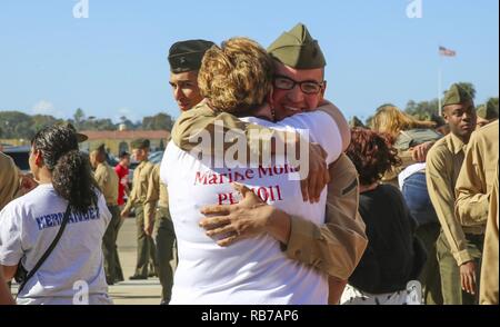 Un Marine de la Compagnie Alpha, 1er bataillon de formation des recrues, épouse son bien-aimé après avoir été mis en liberté au Marine Corps Recruter Depot San Diego, le 1 décembre. C'est la première fois que les familles ont vu leurs ressources marines depuis leur arrivée au dépôt il y a 13 semaines. Chaque année, plus de 17 000 hommes recrutés dans la région de recrutement de l'Ouest sont formés à MCRD San Diego. La Compagnie Alpha est prévue pour le 2 décembre d'études supérieures. Banque D'Images