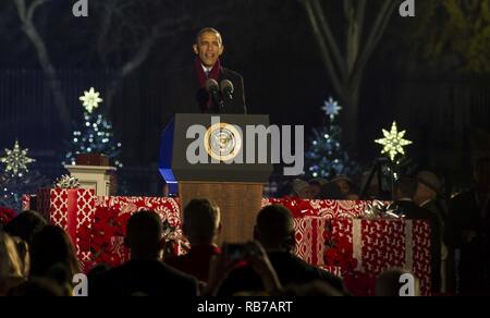 Le président Barack Obama parle d'eventgoers au cours de la cérémonie d'illumination de l'arbre de Noël National à Washington, D.C., le 1 décembre 2016. La cérémonie annuelle date de 1923 lors de l'Administration Coolidge et a continué depuis. Banque D'Images