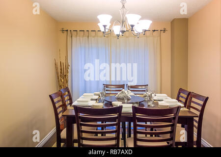 Ensemble de salle à manger avec table et chaises Banque D'Images