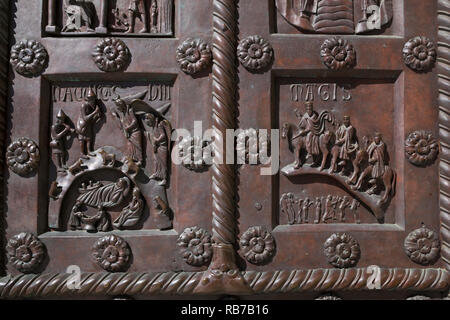 Détail à deux des panneaux de porte sur les portes de bronze de la cathédrale de Pise, Pise, Italie Banque D'Images