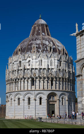 Le Baptistère, dédiée à Saint Jean Baptiste, sur la Piazza dei Miracoli, Pisa, Italie Banque D'Images