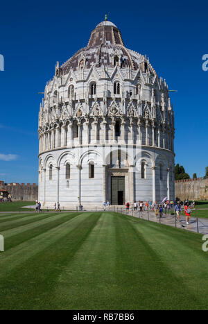 Le Baptistère, dédiée à Saint Jean Baptiste, sur la Piazza dei Miracoli, Pisa, Italie Banque D'Images