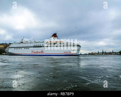 Stockholm/Suède - 15 mai 2011 : Viking Line navire de quitter le port de virage et de Cendrillon de Stockholm en Suède. Banque D'Images