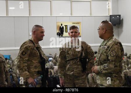 1er Sgt. Richard Berardinelli, gauche, premier sergent, Capitaine John Scott, centre, commandant de la 1156e compagnie du génie, et Maître. Le Sgt. Juan Lopez, la mobilisation sous-officier responsable, 642e l'appui régional groupe, discutez de mouvement final les procédures au Silas L. Copeland l'aérodrome d'arrivée ou de départ du Groupe de contrôle, le 1 décembre. Banque D'Images