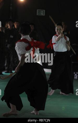 Les soldats de l'armée américaine a reçu des leçons sur naginata tout en participant à un échange culturel au cours de l'événement Yama Sakura (YS) 71. Naginata est l'un des nombreux événements d'échanges culturels le Japon d'Autodéfense de masse (JGSDF) membres du personnel de l'armée américaine pour l'hôte. Yama Sakura est une annuelle, exercice bilatéral avec la JGSDF et militaires des États-Unis. Le but de l'exercice est d'améliorer aux États-Unis et au Japon, la préparation au combat et l'interopérabilité tout en renforçant les relations bilatérales et de démontrer aux États-Unis détermination à appuyer les intérêts de sécurité des alliés et partenaires dans la région du Pacifique-Indo-Asia. Banque D'Images