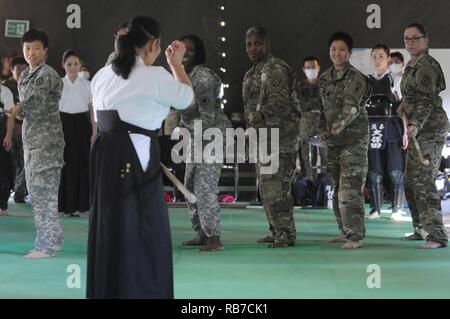 Les soldats de l'armée américaine a reçu des leçons sur naginata tout en participant à un échange culturel au cours de l'événement Yama Sakura (YS) 71. Naginata est l'un des nombreux événements d'échanges culturels le Japon d'Autodéfense de masse (JGSDF) membres du personnel de l'armée américaine pour l'hôte. Yama Sakura est une annuelle, exercice bilatéral avec la JGSDF et militaires des États-Unis. Le but de l'exercice est d'améliorer aux États-Unis et au Japon, la préparation au combat et l'interopérabilité tout en renforçant les relations bilatérales et de démontrer aux États-Unis détermination à appuyer les intérêts de sécurité des alliés et partenaires dans la région du Pacifique-Indo-Asia. Banque D'Images