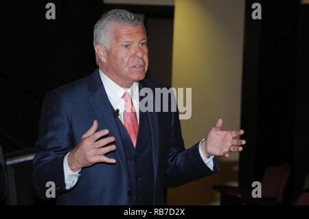 Bob Delaney, un orateur de motivation sur le stress post-traumatique et la résilience parle aux soldats et civils affectés à Joint Base San Antonio au Fort Sam Houston Theatre Le 2 décembre 2016. Delaney est le directeur des officiels pour l'Association nationale de basket-ball et est un Trooper avec le New Jersey State Trooper. Au cours des 30 dernières années, Delaney a dispensé une formation à fédéral, état, comté et les agents d'application de la loi et agents à travers les États-Unis, le Canada et l'Europe. Il a également parlé à des membres de l'ensemble des Etats-Unis et de l'ove Banque D'Images