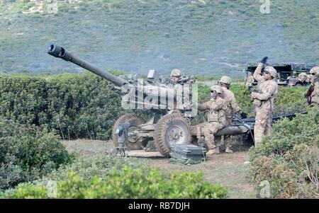 Les artilleurs de l'Armée américaine affecté à une batterie, 4e bataillon du 319e Régiment d'artillerie aéroporté, 173e Brigade aéroportée, le feu d'un obusier M777 dans le cadre de l'exercice de l'été 16 Tempest à Capo Teulada en Sardaigne, Italie, 2 décembre 2016. Tempête d'été 16 est un exercice multinational visant à améliorer et développer une compréhension commune des opérations de tir réel, en utilisant les systèmes d'armes et tactiques des procédures. Banque D'Images