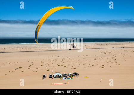 Parachute sur les dunes du désert du Namib, Long Beach, Swakopmund, Namibie Banque D'Images