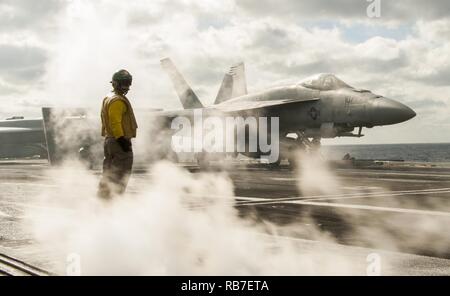 Océan Atlantique (31 déc. 3, 2016), commandant adjoint de l'Escadre aérienne de transporteur 8, capt Vorrice Burks se prépare à lancer à partir de l'envol dans un F/A-18E Super Hornet attaché à la "grève" de Tomcatters escadron de chasse (VFA) 31 à bord du porte-avions USS George H. W. Bush (CVN 77). Le capitaine Burke se préparait pour son 1000ème arrêté à l'atterrissage. GHWB est en cours la réalisation d'une unité de formation Composite (Exercice COMPTUEX) avec la George H. W. Groupe aéronaval du Bush en préparation pour un prochain déploiement. Banque D'Images