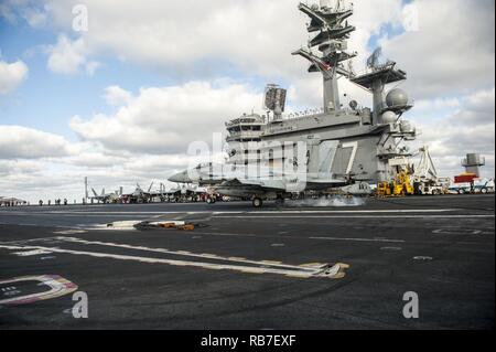 Océan Atlantique (31 déc. 3, 2016), commandant adjoint de l'Escadre aérienne de transporteur 8, capt Vorrice Burks effectue son 1000ème arrêté l'atterrissage dans un F/A-18E Super Hornet attaché à la "grève" de Tomcatters escadron de chasse (VFA) 31 à bord du porte-avions USS George H. W. Bush (CVN 77). Le capitaine Burke se préparait pour son 1000ème arrêté à l'atterrissage. GHWB est en cours la réalisation d'une unité de formation Composite (Exercice COMPTUEX) avec la George H. W. Groupe aéronaval du Bush en préparation pour un prochain déploiement. Banque D'Images