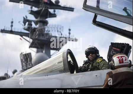 Océan Atlantique (31 déc. 3, 2016), commandant adjoint de l'Escadre aérienne de transporteur 8, capt Vorrice Burks se prépare pour le vol avant son 1000ème arrêté à l'atterrissage à bord du porte-avions USS George H. W. Bush (CVN 77). Bush est en cours la réalisation d'une unité de formation Composite (Exercice COMPTUEX) avec la George H. W. Groupe aéronaval du Bush en préparation pour un prochain déploiement. Banque D'Images