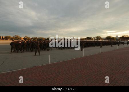 Les recrues du Corps des Marines des États-Unis avec l'entreprise 2 novembre, 4e Bataillon, Régiment d'entraînement des recrues, et la Compagnie India, 3e Bataillon, Régiment d'entraînement des recrues, stand en formation pendant le creuset sur Marine Corps Recruter Depot, Parris Island, S.C., le 3 décembre 2016. Le creuset est l'épreuve ultime de tout les recrues ont appris pendant le processus de formation des recrues et le dernier événement avant de devenir des Marines des États-Unis. Banque D'Images