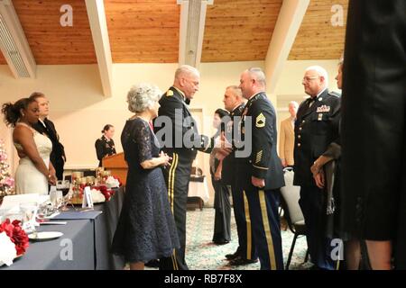 Les soldats de la 811th Ordnance Company, 321e Bataillon d'artillerie, 38e Groupe d'appui régional, 310e (commande de soutien), expéditionnaire 377Commande Soutien Théâtre remporte la médaille de l'armée par le général Leslie (Les) J. Carroll, général commandant de la 377TSC, comme Rainelle, W.Va., Maire Andrea "andy" Pendleton s'en tient, au cours de la 321e Bataillon d'artillerie au Daniels, W. En Virginie, le 3 décembre 2016, pour leurs réalisations, tandis que l'unité a apporté aux opérations de sauvetage, et un abri, route pour plus de 250 membres de la communauté locale de Rainelle, W.Va. au cours hist Banque D'Images