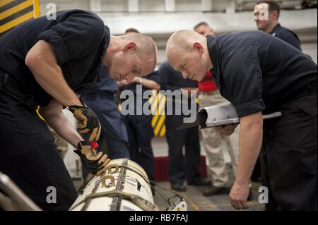 Océan Atlantique (31 déc. 3, 2016) Seaman Charles Young et le Maître de 3e classe Stanley Gennings, serrer les vis sur une unité de la charge utile (5) Cinq PDU notice bombe à bord du porte-avions USS George H. W. Bush (CVN 77). Bush est en cours la réalisation de l'unité de formation Composite (Exercice COMPTUEX) avec la George H. W. Groupe aéronaval du Bush en préparation pour un prochain déploiement. Banque D'Images