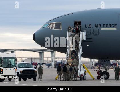 Les Aviateurs, affecté à la 366e Escadre de chasse, charger sur un KC-10 à Mountain Home Air Force Base, Texas, le 3 décembre 2016. Les aviateurs procède à plusieurs rôles de soutien et de maintenance en drapeau à damiers 17-1, un grand exercice de la force à lieu chaque année par Tyndall AFB. Banque D'Images