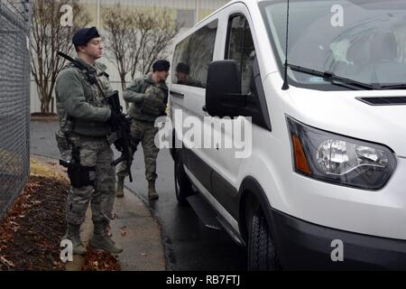 U.S. Air Force d'un membre de la 1re classe Dustin Shepard (à droite) et l'Aviateur Senior Christopher Wise (à gauche), 145e Escadron des Forces de sécurité, inspecter un véhicule abandonné au cours d'un exercice qui a eu lieu au North Carolina Air National Guard (NCANG) de base, l'aéroport international de Charlotte Douglas, le 4 décembre 2016. Le but de l'exercice est de tester la capacité de l'NCANG d'effectuer des mesures de sécurité, répondre à un agent biologique, et fournir des soins médicaux d'urgence dans un scénario réel. Banque D'Images