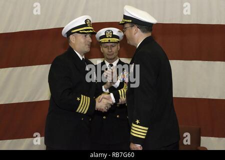FORTH WORTH, Texas (déc. 4, 2016) Le capitaine Theodore LeClair, nouveau commandant de la réserve de la marine, 7ème Flotte américaine (NR C7F), félicite le commandant sortant au cours de la NR C7F commande change cérémonie le Joint Reserve Base Fort Worth. Banque D'Images