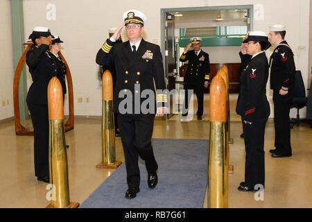 FORTH WORTH, Texas (déc. 4, 2016) Le capitaine Joey Dodgen, le commandant sortant de la réserve de la marine, 7ème Flotte américaine (NR C7F), est joué à bord au cours d'une cérémonie de passation de commandement, le Joint Reserve Base Fort Worth. Banque D'Images