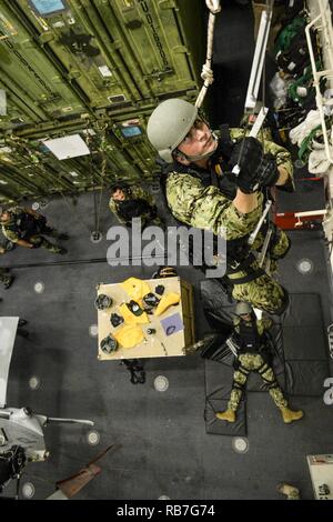 Océan Indien (Dec. 4, 2016) Maître de 3e classe Darian Sandoval, de Austin, Texas, participe à une visite, un conseil, une équipe de recherche et de saisie de l'évolution de la formation à bord de la station de transport amphibie USS Somerset (LPD 25). Le Somerset est déployée avec l'île de Makin Groupe amphibie pour appuyer les opérations de sécurité maritime et les efforts de coopération en matière de sécurité dans le théâtre dans la 5e flotte américaine zone d'opérations. Banque D'Images