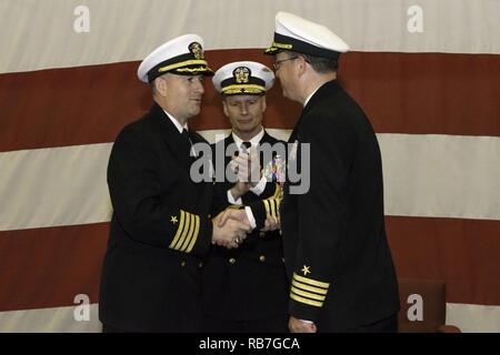FORTH WORTH, Texas (déc. 4, 2016) Le capitaine Theodore LeClair, nouveau commandant de la réserve de la marine, 7ème Flotte américaine (NR C7F), félicite le commandant sortant au cours de la NR C7F commande change cérémonie le Joint Reserve Base Fort Worth. Banque D'Images