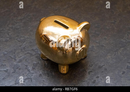 Golden piggy bank Banque D'Images