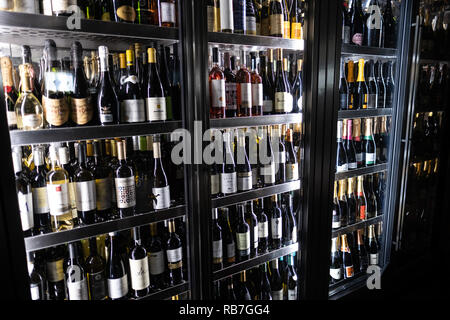 Les bouteilles de vin dans une grande glacière réfrigérateur dans un restaurant. Banque D'Images