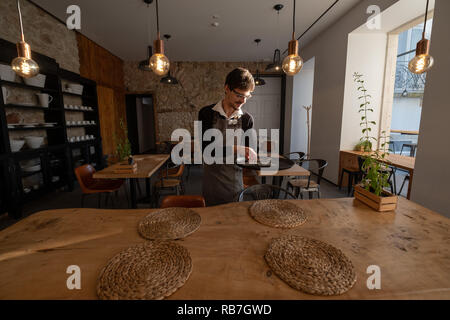 Garçon mettre la table à la Sapientia Boutique Hotel à Coimbra, Portugal, Europe Banque D'Images