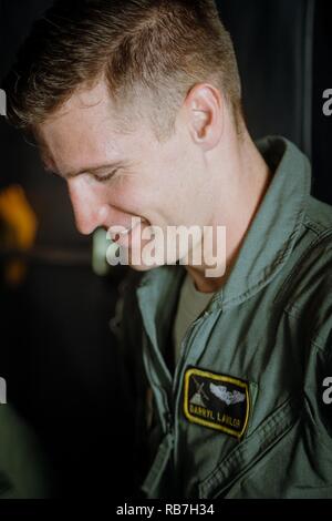 Le Capitaine Darryl Lawlor, 36e Escadron de transport aérien C-130 Hercules navigator, attend une brève mission Noël au cours de l'Opération Goutte à Andersen Air Force Base, Guam, 5 décembre 2016. Les missions d'airdrop permettra aux équipages de compétences de combat essentiel pratique et démontrer son engagement à travers le Indo-Asia-région du Pacifique, tout en se réunissant pour donner un coup de main à l'île de Guam de voisins en Micronésie. Banque D'Images