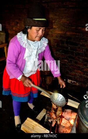 Cuy grillé - communauté paysanne restaurant - Llanganuco lagune - Parc National Huascaran. Département d'Ancash au Pérou. Banque D'Images