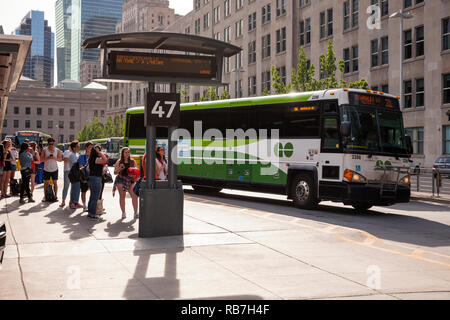 Les autobus GO à la gare Union Terminal de bus. Ville de Toronto, Ontario, Canada. Banque D'Images