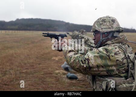 La FPC. Tyrel Smithson, une armée parajuriste de Pittsburgh en Pennsylvanie, avec le 316e Corps expéditionnaire (Commande de soutien), une unité de réserve de Pittsburgh, Pa., incendies un pistolet M9 à une qualification et de familiarisation déc 6, 2016, à Fort Hood, Texas. Banque D'Images