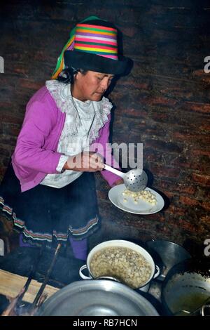 Cuy grillé - communauté paysanne restaurant - Llanganuco lagune - Parc National Huascaran. Département d'Ancash au Pérou. Banque D'Images