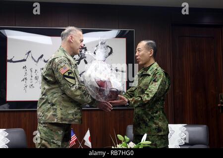 KENGUN Komamoto CAMP, Prefecture, Japan -- Le Général Stephen Lanza, général commandant, le 1 Corps, partage un cadeau avec le Lieutenant Général Kiyoshi Ogawa, commandant général de l'Armée de l'Ouest japonais avant la cérémonie d'ouverture de Yama Sakura 71, 5 décembre 2016. Yama Sakura 71 exercice annuel est un exercice de poste de commandement, co-parrainé par l'armée américaine et du Pacifique la JGSDF au Camp de Kengun 1-13 décembre. Le but de l'exercice est d'améliorer aux États-Unis et au Japon, la préparation au combat et l'interopérabilité tout en renforçant les relations bilatérales et de démontrer aux États-Unis détermination à appuyer les intérêts de sécurité des alliés et Banque D'Images