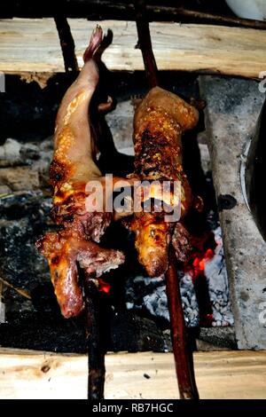 Cuy grillé - communauté paysanne restaurant - Llanganuco lagune - Parc National Huascaran. Département d'Ancash au Pérou. Banque D'Images