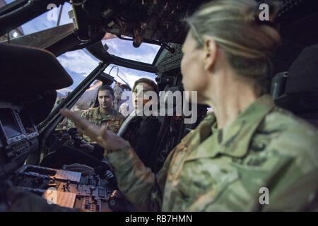 Scarlett Johansson parle de colonel de l'armée au cours de l'USO Abigail Linnington Maison de vacances tour de Incirlik Air Base, 5 décembre 2016. Le général Marine Joseph F. Dunford, Jr., président de l'état-major interarmées, et USO entertainers, effectuera une visite de membres du service qui sont déployés à partir de la maison pendant les vacances à divers endroits à travers le monde. Cette année, l'acteur Chris Evans artistes inclus, l'actrice Scarlett Johansson, Légende de la NBA Ray Allen, 4 fois médaillée olympique DiRado Maya, Country Music Singer Craig Campbell, et Jim mentaliste Karol. Banque D'Images