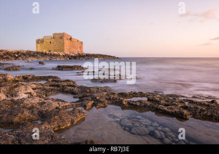 Le château de Paphos au moment du coucher, Paphos, Chypre. Banque D'Images