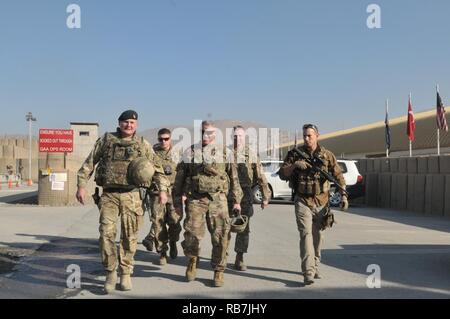 La Brigue. Le général Ian Rigden (à gauche), commandant de la supervision de la construction et plan de campagne de l'officier de l'Armée nationale afghane, de l'Académie montre le général Richard G. Kaiser, commandant général du Commandement de la transition conjointe de la sécurité - Afghanistan Les sites de construction de l'académie. L'installation, la production de l'armée afghane, les dirigeants actuels et futurs, est en constante amélioration et termine son prochain cycle de construction au début de l'année prochaine. Banque D'Images