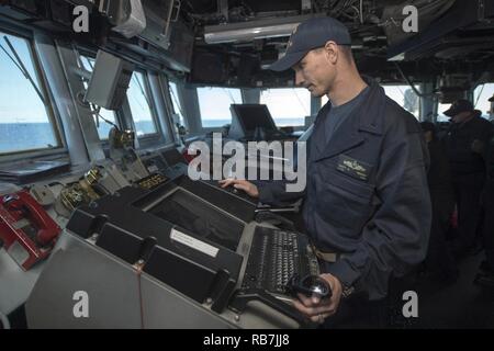 Mer Méditerranée (déc. 5, 2016) Le lieutenant J.G. Scott Oberst surveille les contacts de surface sur le pont du destroyer lance-missiles USS Roosevelt (DDG 80) au cours d'un ravitaillement en mer. Roosevelt, déployés dans le cadre du groupe aéronaval d'Eisenhower, mène des opérations navales dans la sixième flotte américaine zone d'opérations à l'appui de la sécurité nationale des États-Unis en Europe. Banque D'Images