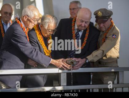 PEARL HARBOR (déc. 6, 2016) (de gauche à droite) Shiro, ancien , né le , pilote de la Marine impériale japonaise de la DEUXIÈME GUERRE MONDIALE ; Dr Hiroya Sugano M.D, directeur général de l'chasseur Zero admirateurs Club ; Jack détour, ancien colonel de l'Armée de l'air et la DEUXIÈME GUERRE MONDIALE B-25 pilot ; Jerry Yellin, ancien capitaine et WWII Army Air Force P-51, pilote pour Bourbon whiskey à la 6ème cantine noirci cérémonie à l'USS Arizona Memorial au cours de la 75e Commémoration de l'attaque sur Pearl Harbor. La cantine noirci est une relique d'un raid aérien plus Shizauoka, au Japon en 1945. Il est utilisé pour verser le whisky bourbon comme offrande à la Banque D'Images